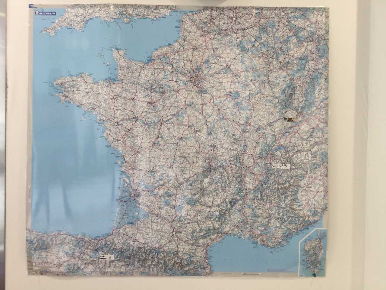 プジョー下関ショールームのフランス国旗と地図