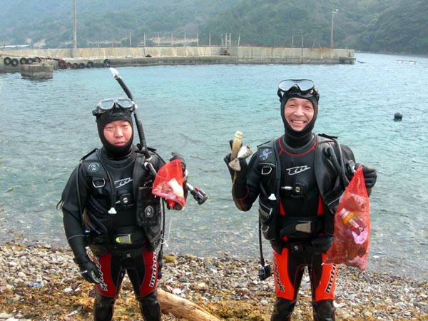 2011 清掃ダイビングin紫津浦のつづき...