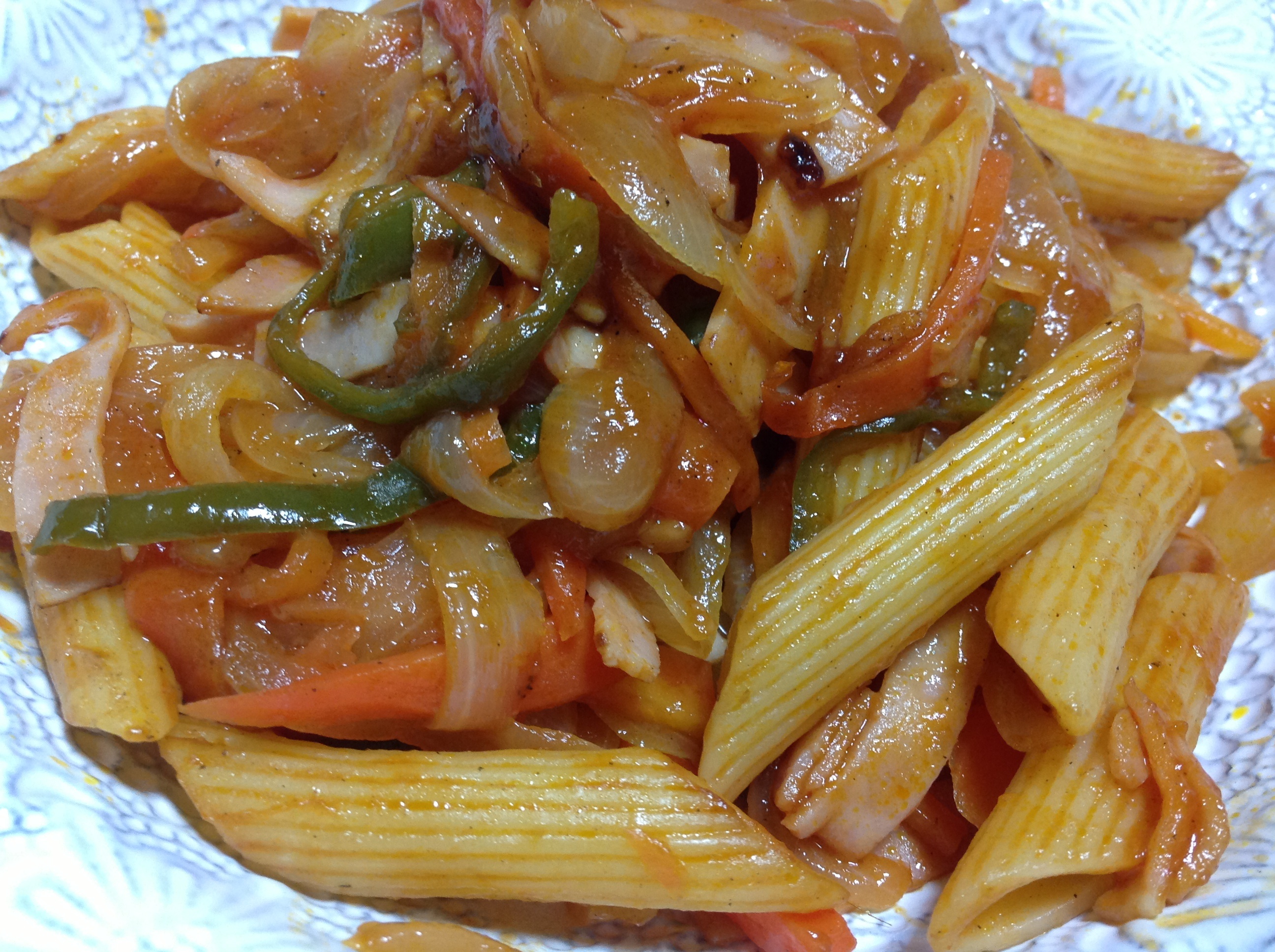 パスタサラダと煮しめ