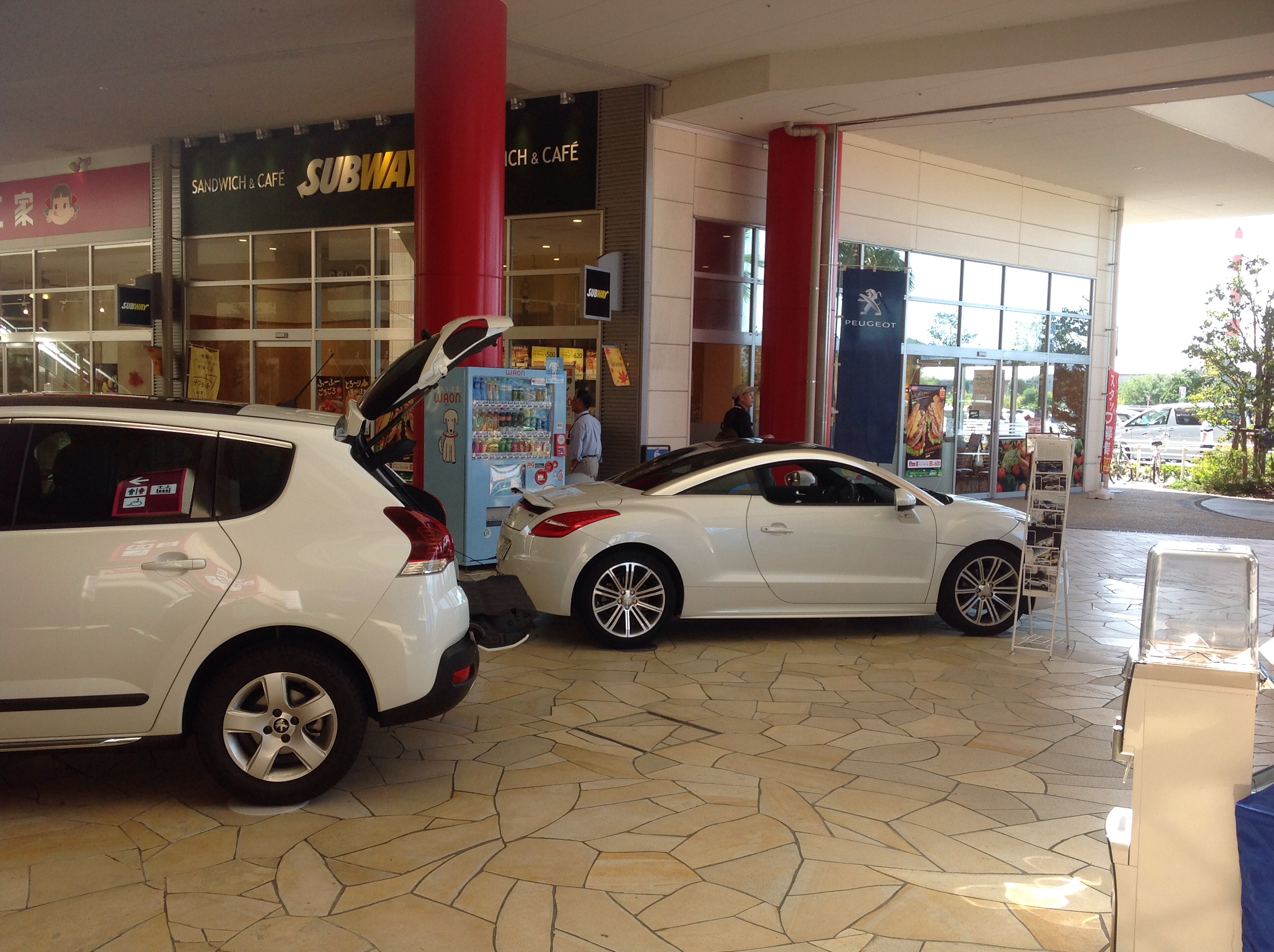 イオンタウン防府にRCZ&3008
