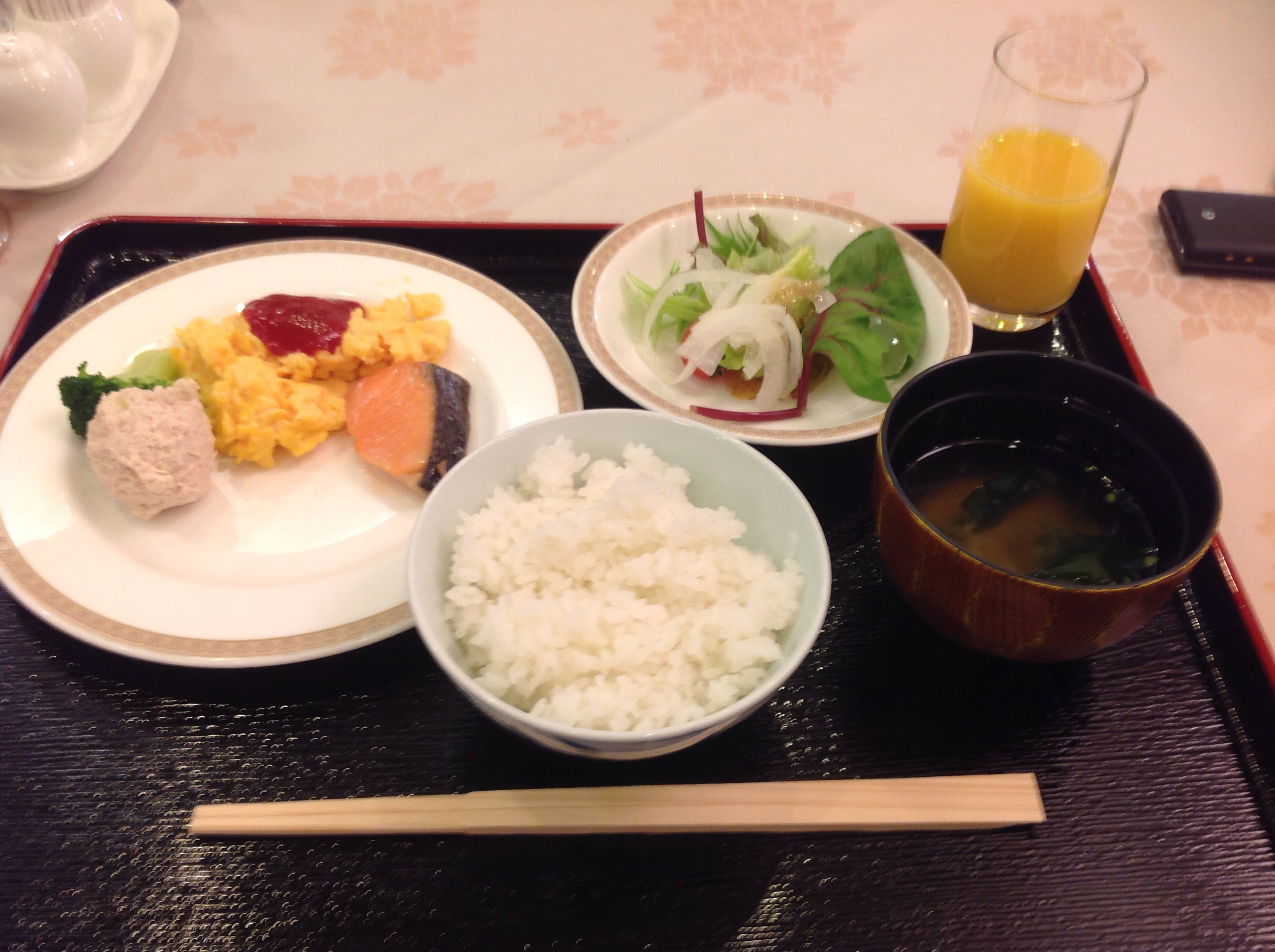 小山で朝食