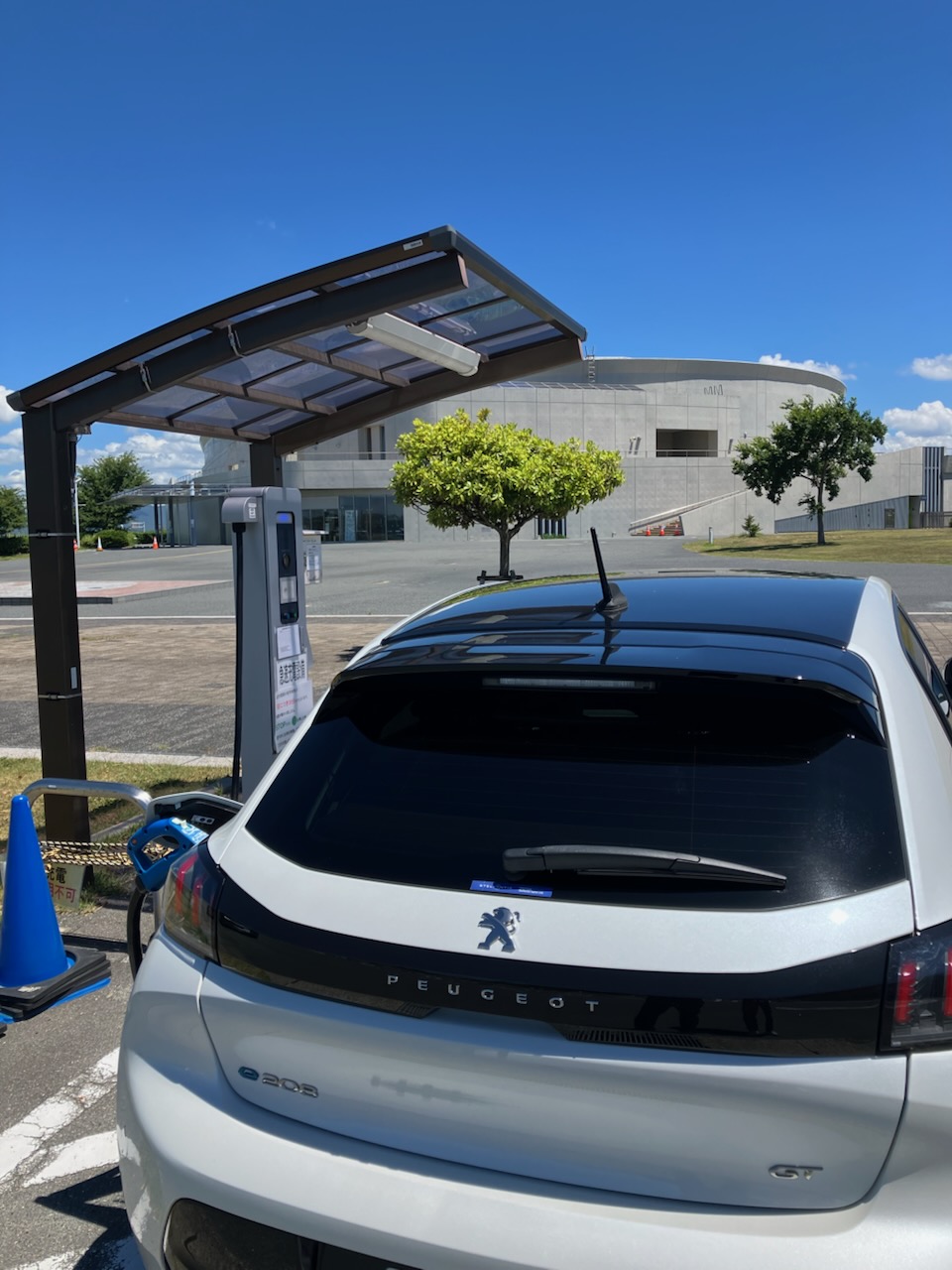 30kwの無料充電機でおよそ10分